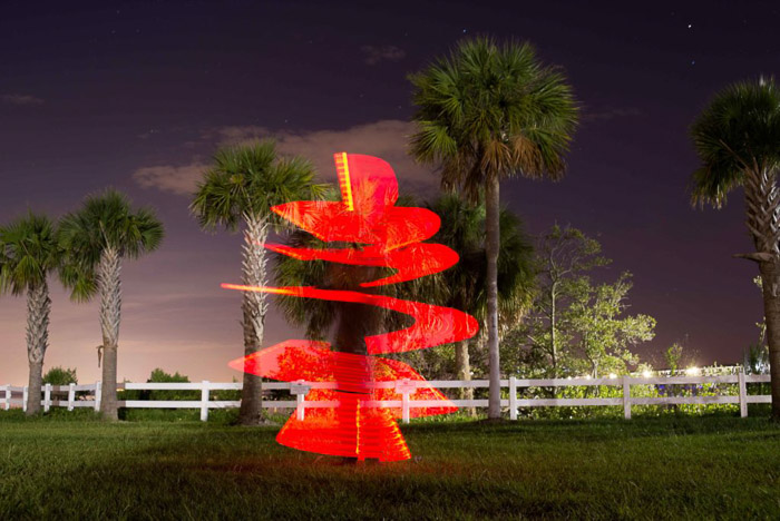一棵棕榈树包围着一把红灯螺旋的轻型绘画