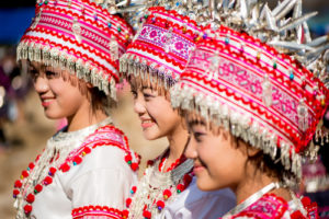 打破创意结果的摄影组成规则Hmong Girls由Kevin Landwer-Johan