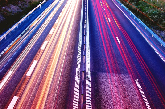 从汽车的彩色光落后在一个繁忙的高速公路