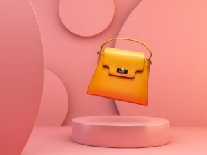 很酷的产品照片造型的例子，一个黄色的手提包在一个时髦的粉红色背景
