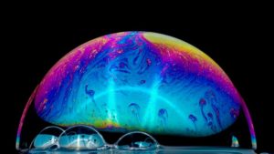 在彩虹的颜色肥皂泡沫的微缩照片