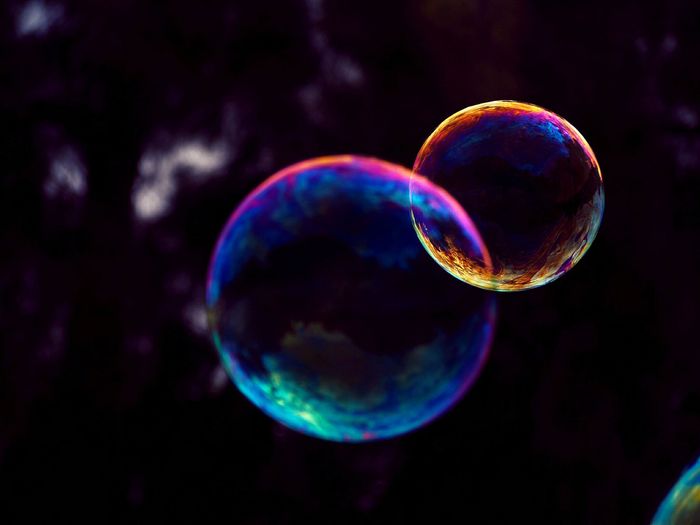 两个彩色肥皂泡的微距照片