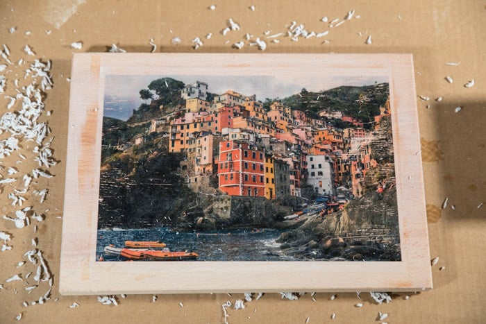 最终的图像 - 五颜六色的沿海城镇照片转移到木板