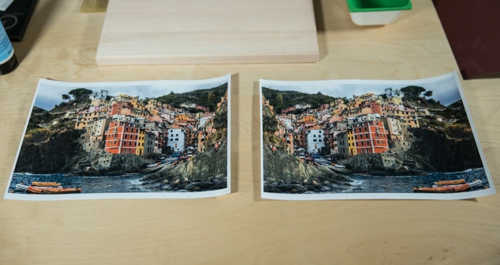 一个明亮的沿海镇的两个相同的照片，基于木板准备转移照片到木板