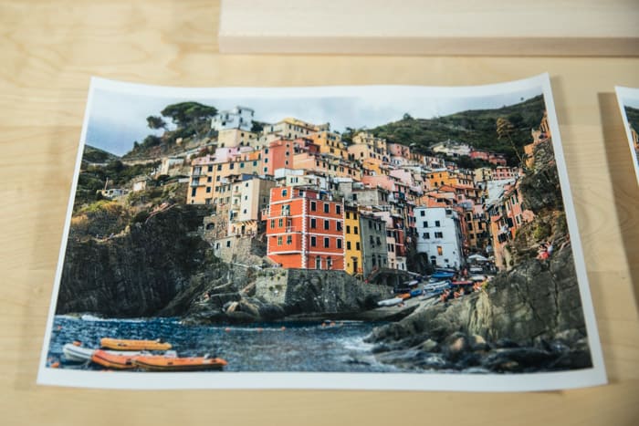 一张明亮地色的沿海镇的照片，基于一个木板