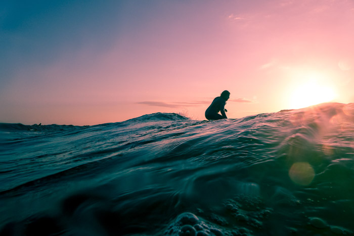 一个梦想的冒险摄影射击了海洋的一个女孩在日落