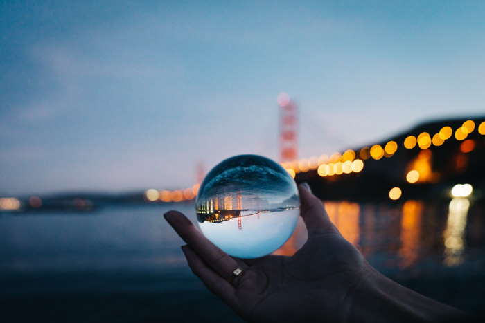 酷酷的水晶球照片捕捉城市风景