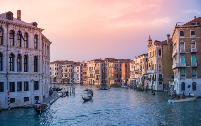 日落时分威尼斯运河宁静的旅游照片