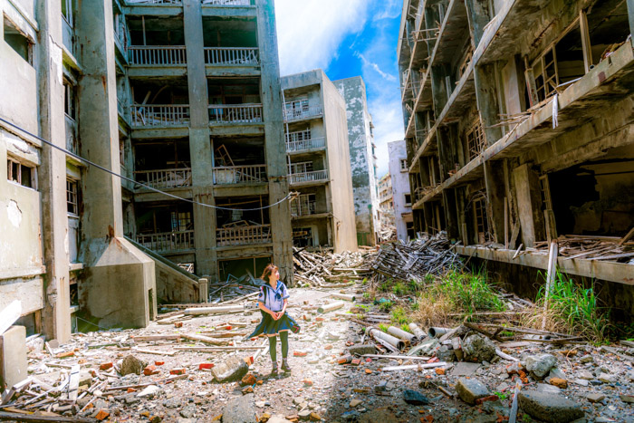 走通过被毁坏的大厦的女孩的大气纪录片照片