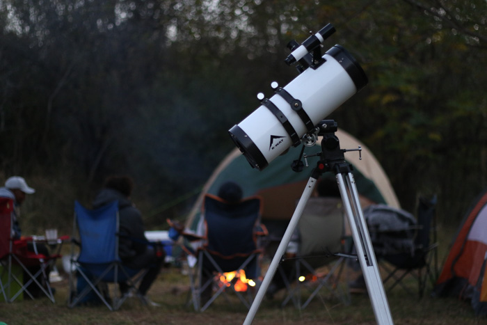 野营地前景中的望远镜