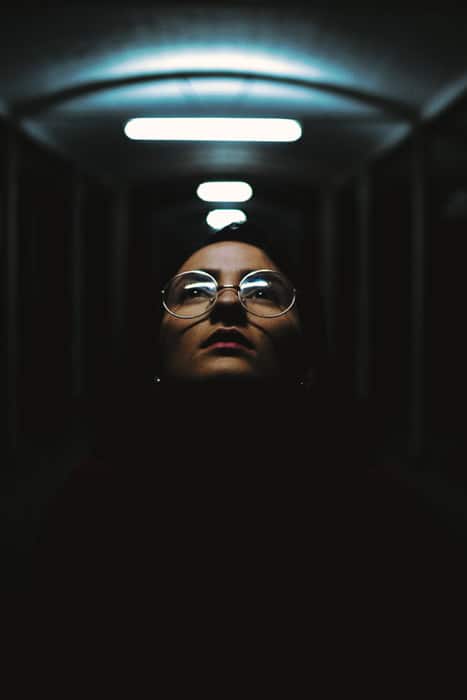 一个女孩在黑暗的隧道里的大气肖像