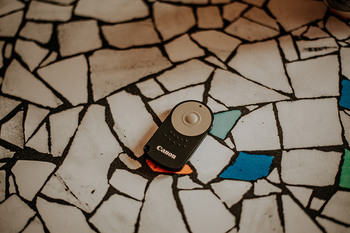一个佳能相机遥控器放在瓷砖地板上