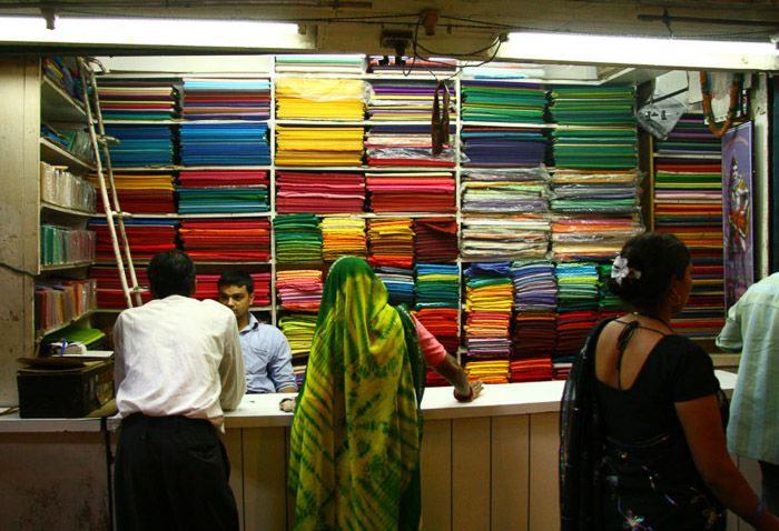 一家纺织品商店的顾客被偷拍的照片