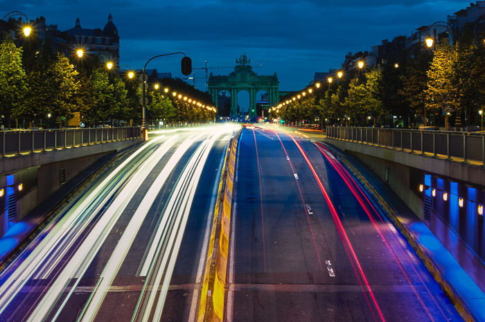 这是一条繁忙的高速公路，从布鲁塞尔的交通中可以看到五颜六色的灯光