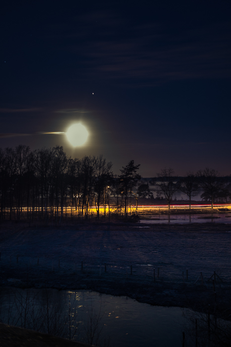 月光在冬夜的满月下留下痕迹(木星就在旁边)。