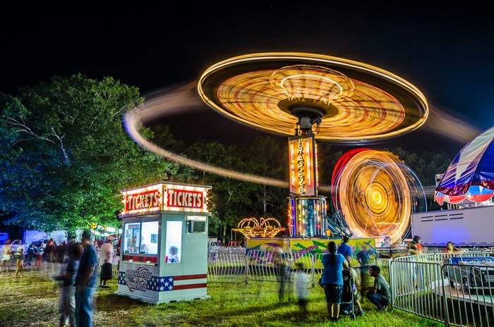 一个惊人的夜摄影射击了展示快门速度使用的游乐园