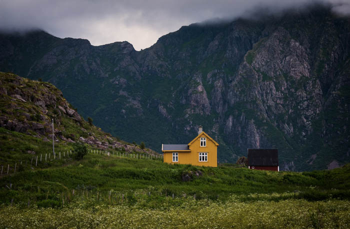 一个黄色的房子坐落在一个美丽的山区景观用全帧相机拍摄