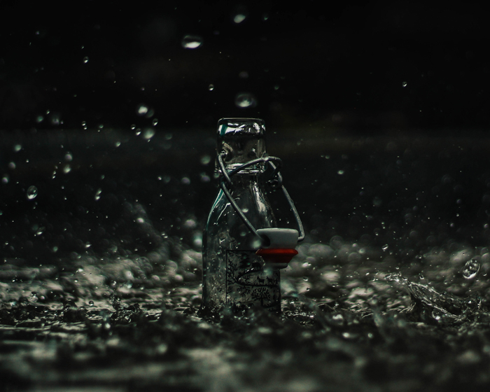 落雨溅玻璃瓶大气产品摄影