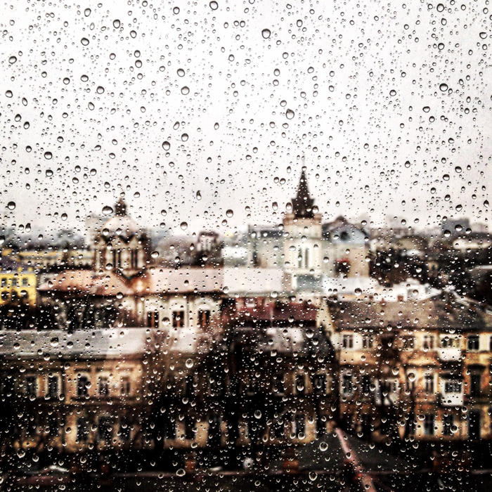 透过溅满雨水的窗户看到的城市景色