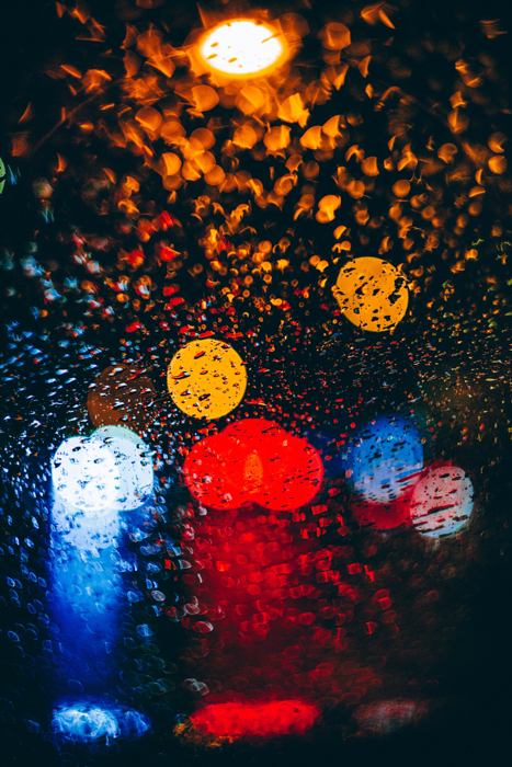 彩色背景灯的抽象雨景摄影
