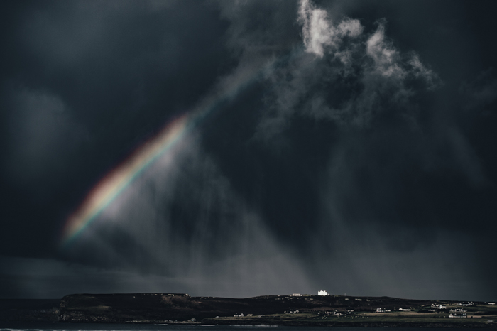 一幅彩虹穿过暴风雨的天空的戏剧性景观