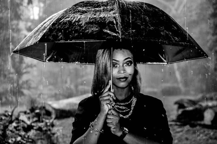 黑白照片一个女孩拿着雨伞摄影技巧
