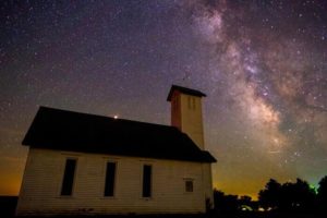 夜空中出现银河的小教堂照片