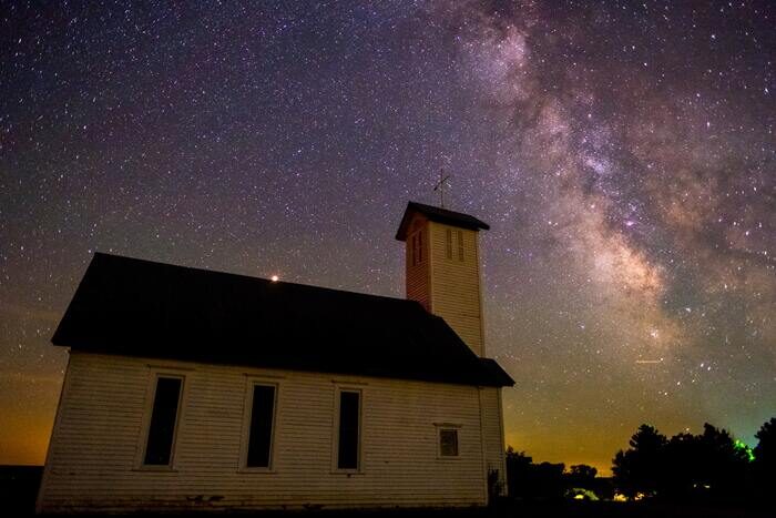 一个小教堂的照片，银河出现在夜空中