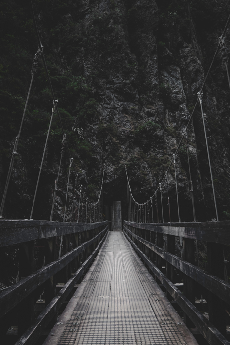 一座通向山的大木桥