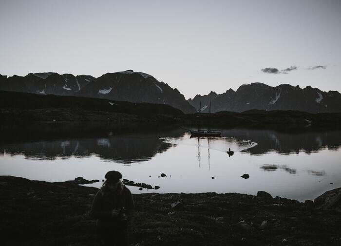 湖和山的黑白照片