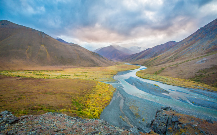 一个令人惊叹的秋天摄影景观拍摄的山脉和河流