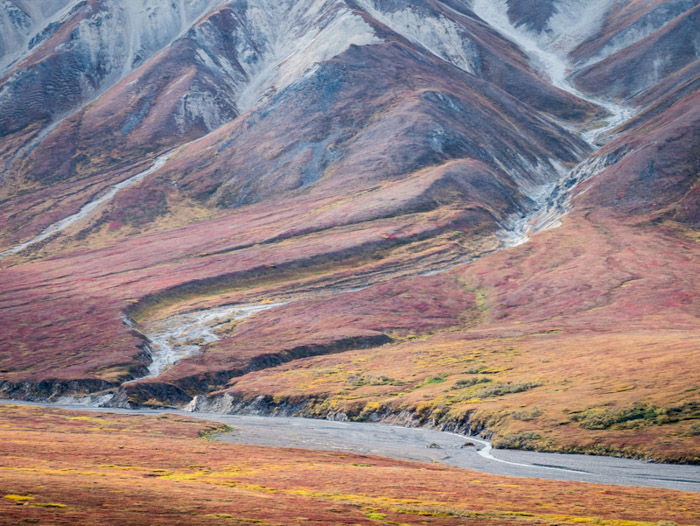 这是一幅由山脉和河流组成的令人惊叹的秋季景观照片