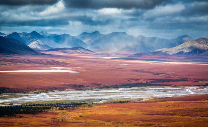 秋天摄影射击了显示凯利河的诺阿塔克蜜饯在阿拉斯加
