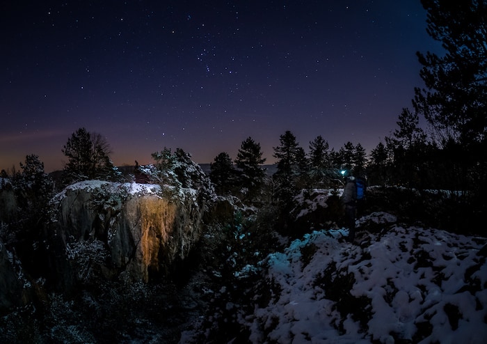 猎户座星座在冬季景观中徘徊。
