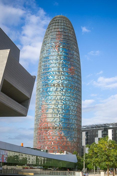 正确暴露的agbar塔的图像在巴塞罗那。如何纠正Lightroom曝光