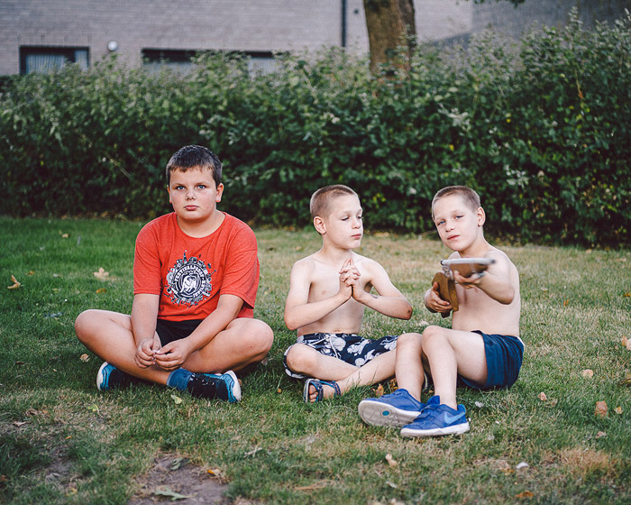 三个男孩的肖像。来自《灰色夏日花园》。新闻摄影vs纪实摄影