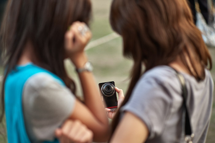 两个女孩用相机自拍——浅景深vs深景深