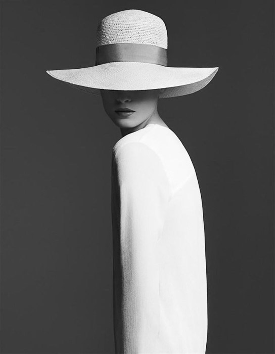 一个醒目的黑白画象女性模型的时尚摄影灵感的