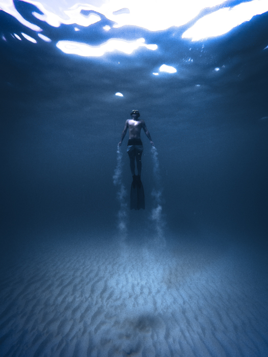 一个潜水员的水下肖像与微妙的小插图在图像上