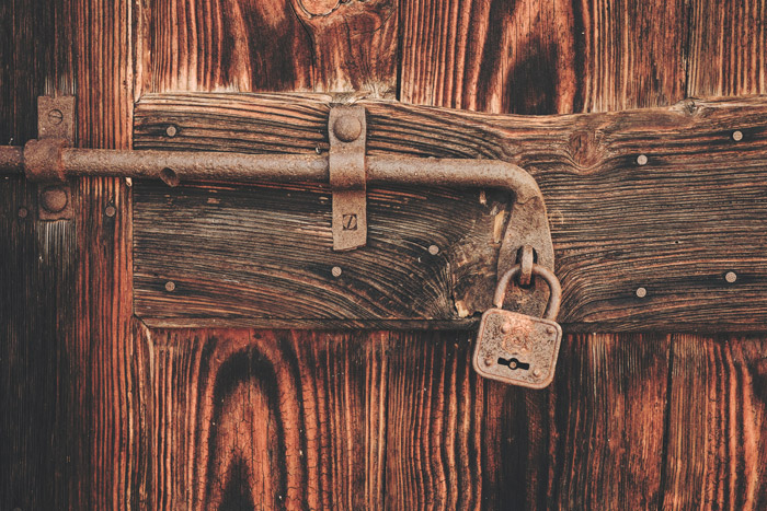 木门上的挂锁——摄影中的象征意义