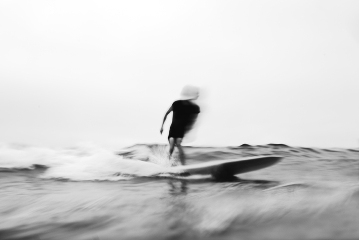 运动迷离照片的一个人冲浪