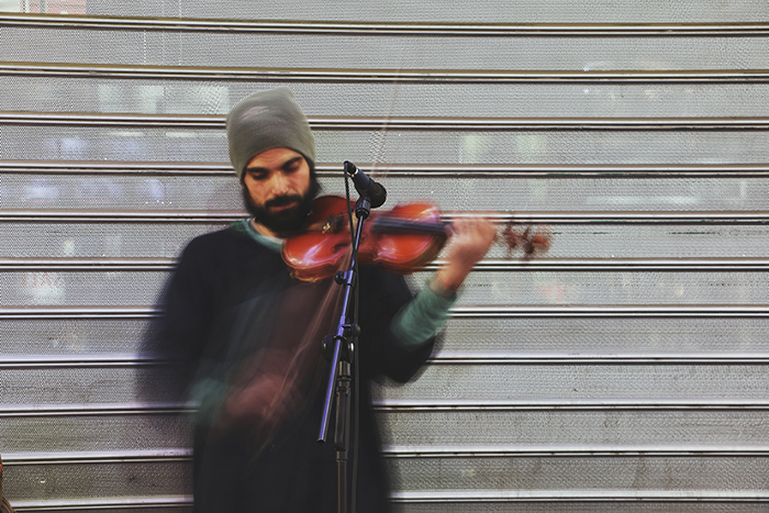 一个男人拉小提琴的动态模糊照片