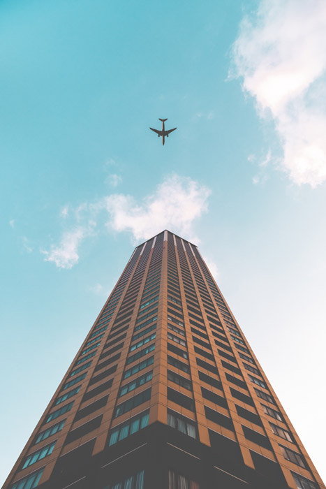 飞机的照片和一座高楼从向上的面对的透视