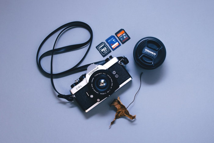 相机的照片和三种不同类型的存储卡
