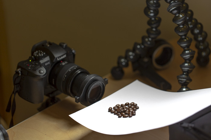 在三脚架设置的一个dslr拍摄咖啡豆的宏观照片