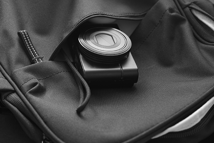 背包里面的紧凑型相机。