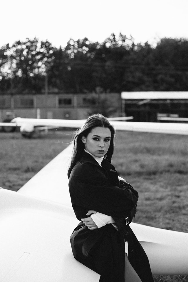 一位女性时装模特儿的黑白画象坐飞机