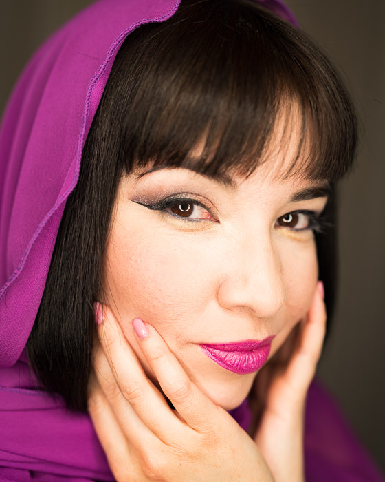 一个戴紫色头巾的女人的特写画像