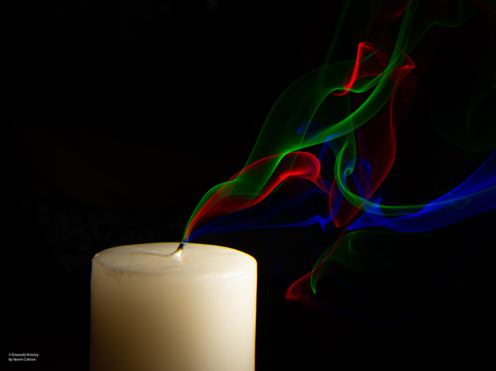 彩色烟雾蜡烛的照片
