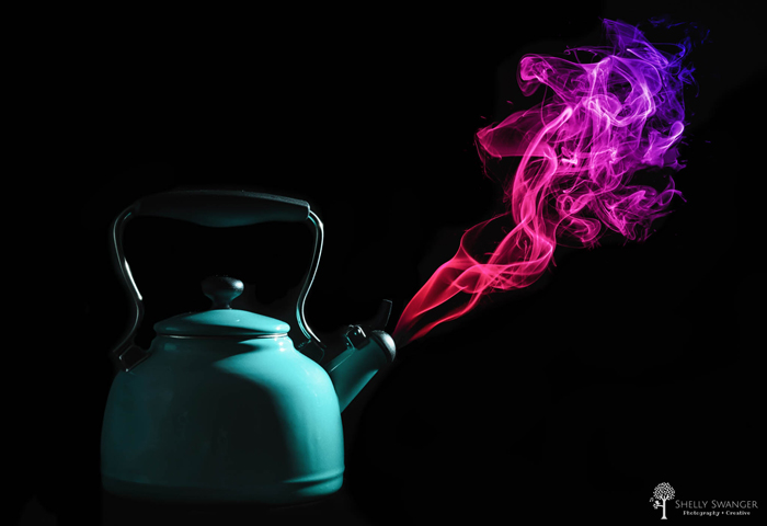 一个茶罐的照片有从它出来的紫色烟的